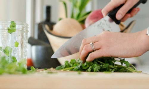 Pobudź swoją wyobraźnię – sposoby na lekkie i niebanalne sałatki