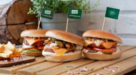 Roślinny burger od Nestlé już dostępny w Polsce LIFESTYLE, Żywienie - Sensational Burger marki Garden Gourmet to pierwszy roślinny burger od Nestlé na polskim rynku. Od 28 lipca będą mogli go spróbować klienci sieci „7th Street – Bar & Grill” oraz „Meet & Fit – Slow Food”.