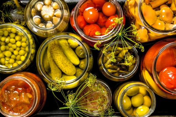 Zatrzymaj smak lata w słoiku! LIFESTYLE, Żywienie - Lipiec to idealny moment na zrobienie smakowitych przetworów, po które z apetytem sięgniemy zimą. O tym, które produkty wybrać z korzyścią dla zdrowia i jakie przysmaki z nich przygotować, opowiada Jakub Kuroń ekspert kulinarny i szef kuchni.