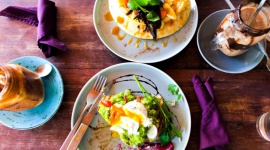 Jakich pułapek spożywczych unikać podczas wyjazdów LIFESTYLE, Żywienie - Letni wyjazd często jest impulsem do zakończenia diety. Lokalna kuchnia rzadko wpasowuje się w nasze założenia, a wysiłek wzmaga chęć słodkiego lenistwa połączonego z zastawionym stołem. Jak w tych warunkach nie zaprzepaścić całego naszego wysiłku włożonego w uzdrowienie ciała?