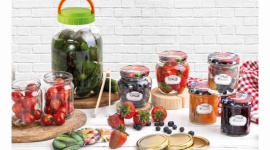 Kuchenne inspiracje na lato od Netto LIFESTYLE, Żywienie - Sezon letni, obfitujący w świeże warzywa i owoce, stwarza doskonałą okazję do kulinarnych eksperymentów. Niezwykłe smaki zamknięte w słoikach lub wykorzystane do przygotowania zdrowych przekąsek i deserów utrwalą wakacyjne wspomnienia.
