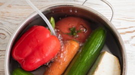 Ozonowanie żywności – skuteczna metoda oczyszczania produktów spożywczych LIFESTYLE, Żywienie - Zdrowe odżywianie to nie tylko odpowiednio zbilansowana dieta i regularnie spożywane posiłki – ogromne znaczenie ma również jakość jedzenia. Jak pozbyć się pestycydów, antybiotyków czy ulepszaczy z pożywienia? Skutecznym rozwiązaniem jest ozonowanie.