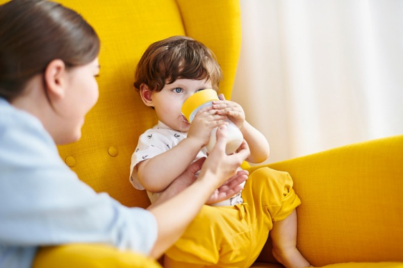 Popularne mity o diecie dziecka między 1.a 3. rokiem życia – znasz je? LIFESTYLE, Żywienie - Pozory mogą mylić – dziecko w wieku 1-3 lata, chociaż nie jest już niemowlęciem, nie jest też małym dorosłym. Z tego powodu jego dieta nadal powinna różnić się od jadłospisu starszych członków rodziny. Rozprawiamy się z najpopularniejszymi mitami na temat diety juniora.
