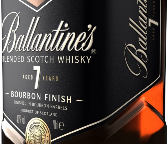 Ballantine’s 7 – nowy produkt w ofercie marki LIFESTYLE, Żywienie - Marka Ballantine’s wprowadza na polski rynek nowy wariant szkockiego trunku. Do rodziny produktów dołącza siedmioletnia whisky, dojrzewająca w dębowych beczkach po burbonie.