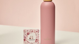 Do zakochania jeden… łyk! LOVE - nowy smak waterdrop® LIFESTYLE, Żywienie - Producent mikrodrinków waterdrop® prezentuje kolejny smak w ofercie marki. Kostki pod nazwą LOVE to niecodzienne połączenie roślinnych składników: słodko – kwaśnych jagód goji, owoców granatu oraz ekstraktu z schisandry, czyli cytryńca chińskiego.