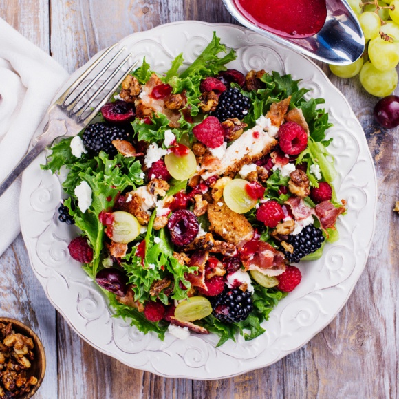 Sezonowa sałatka z kurczakiem, malinami i jeżynami - przepis marki Eisberg LIFESTYLE, Żywienie - Lekka mieszanka sałat w połączeniu z kurczakiem i sezonowymi owocami stworzy niebanalną kompozycję.