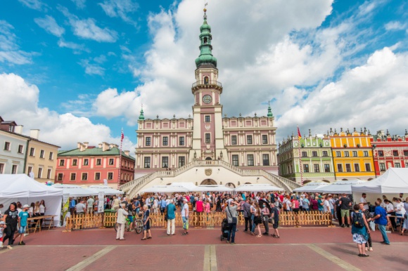 W poszukiwaniu prawdziwego smaku – odkrywamy potencjał polskich win! LIFESTYLE, Żywienie - Winiarstwo w Polsce wciąż się rozwija. Dekadę temu producentów wina było jedynie 26, obecnie ich liczba wynosi 294 (dane KOWR na dzień 26.03.2020 r. za rok gospodarczy 2019/2020), a Polskie wina stają się towarem coraz częściej poszukiwanym przez miłośników tego trunku.