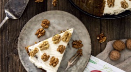 Orzechy HELIO na poprawę nastroju! LIFESTYLE, Żywienie - Za oknem zimno i szaro? Pokonaj z HELIO jesienną chandrę! Zrób sobie gorącą herbatę i… sięgnij po kawałek pachnącego ciasta z chrupiącymi EKO orzechami włoskimi HELIO Natura, które mają moc uszczęśliwiania!