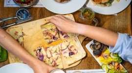 Piękno tkwi w prostocie! LIFESTYLE, Żywienie - Wyjątkowy podpłomyk, którego pochodzenie zabiera nas w kulinarną podróż do francuskiej Alzacji i przylegającego do niej niemieckiego regionu Nadrenia-Palatynat, jest dowodem na to, że proste, naturalne składniki potrafią stworzyć smaczne danie.