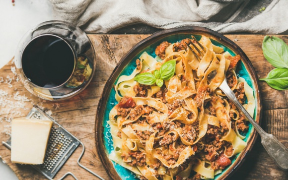 Pasta i wino – duet idealny! LIFESTYLE, Żywienie - Już 25 października obchodzimy Światowy Dzień Makaronu. I choć oczywiście nie jest to ani święto najstarsze, ani wolne od pracy – to niewątpliwie należy do tych najprzyjemniejszych.