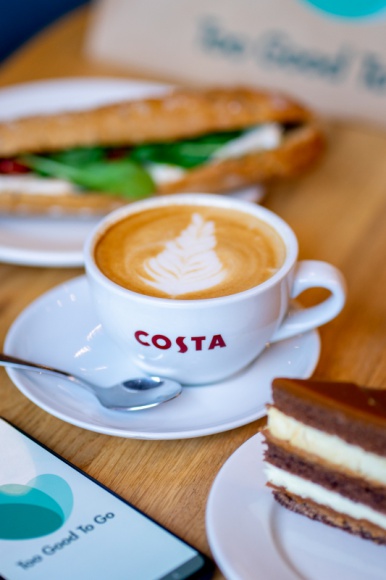 Costa Coffee podsumowuje kolejny miesiąc współpracy z Too Good To Go LIFESTYLE, Żywienie - Pół roku temu, sieć kawiarni Costa Coffee nawiązała współpracę ze społecznością Too Good To Go, by za pośrednictwem aplikacji w prosty sposób ratować nadwyżki żywności