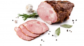 Wędliny z liściem od Sokołowa LIFESTYLE, Żywienie - W sokołowskiej linii wędlin z liściem propozycję dla siebie znajdą wszyscy amatorzy wyśmienitych, tradycyjnych smaków. Wyroby te powstają z wysokiej jakości surowca, są wędzone i doskonale doprawione.