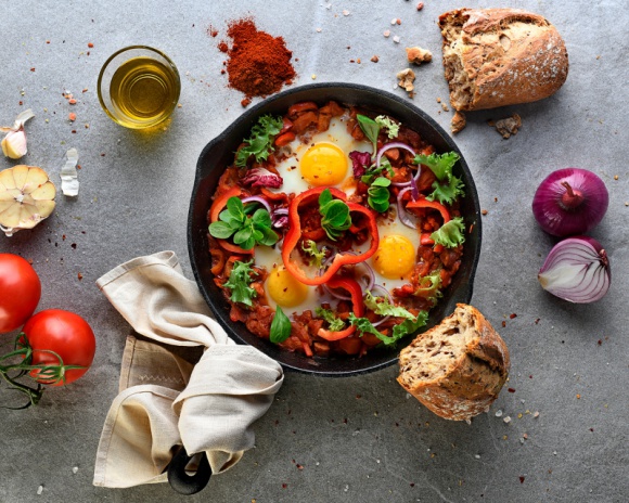 Szakszuka z mieszanką sałat - przepis kulinarny marki Eisberg LIFESTYLE, Żywienie - Szakszuka to propozycja na pożywne, jesienne śniadanie.