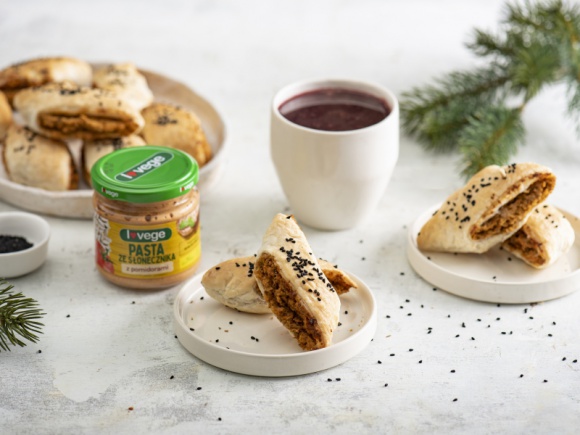 Lovege Pasta ze słonecznika z pomidorami - pyszna, zdrowa, wegańska LIFESTYLE, Żywienie - Coraz częściej sięgamy po produkty, które wzbogacają dietę w składniki roślinne – zarówno na co dzień, jak i przygotowując menu na świąteczne, uroczyste spotkania. Poszukujemy nowych, różnorodnych smaków, doskonale łączących tradycję ze świeżym spojrzeniem na kulinaria.