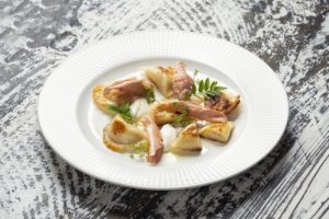 Pierogi z ziemniakami wędzonym pstrągiem i wędzoną śmietaną2 Ziemniak, symbol polskiej kuchni. Niepozorne warzywo o wielkich możliwościach